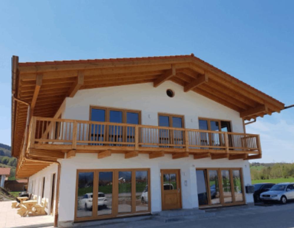 Haus mit Holzdach und Holzbalkon